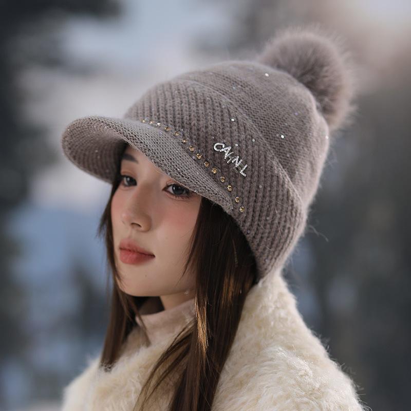 

Вязаная зимняя шапка для женщин с помпонами, ручная стирка, эластичная, легкая, всесезонное тепло, надевается через голову One Size темно-коричневого