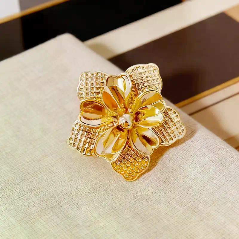 Fashion Delicate Golden Flower Brooch Pins For Women Clothing Coats Accessries Gifts