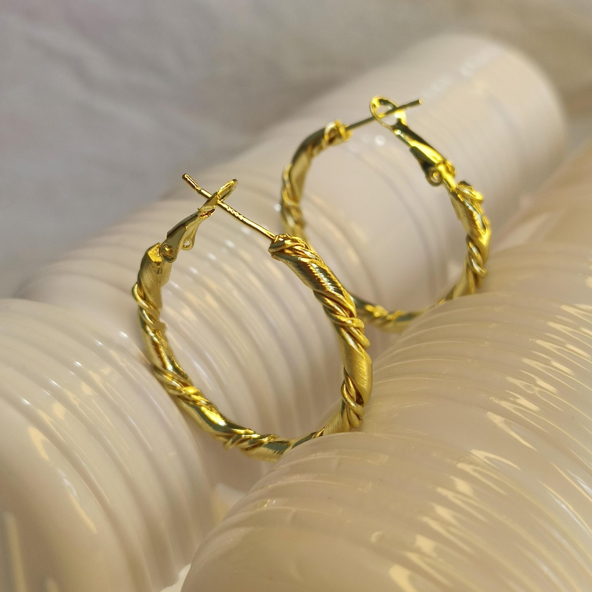 

Элегантные серьги-кольца Twist Circle: Универсальный нишевый дизайн для женщин, следящих за модой. золотой