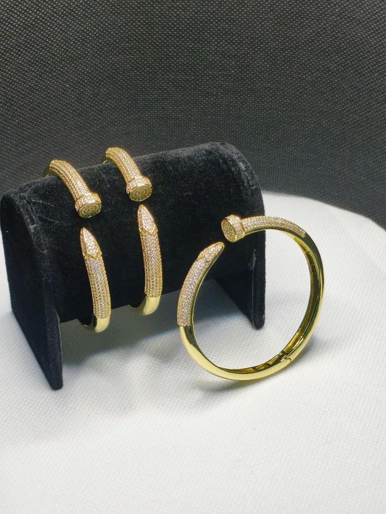 Verstellbares Gold-Kupfer-Nagelarmband mit Zirkonieten