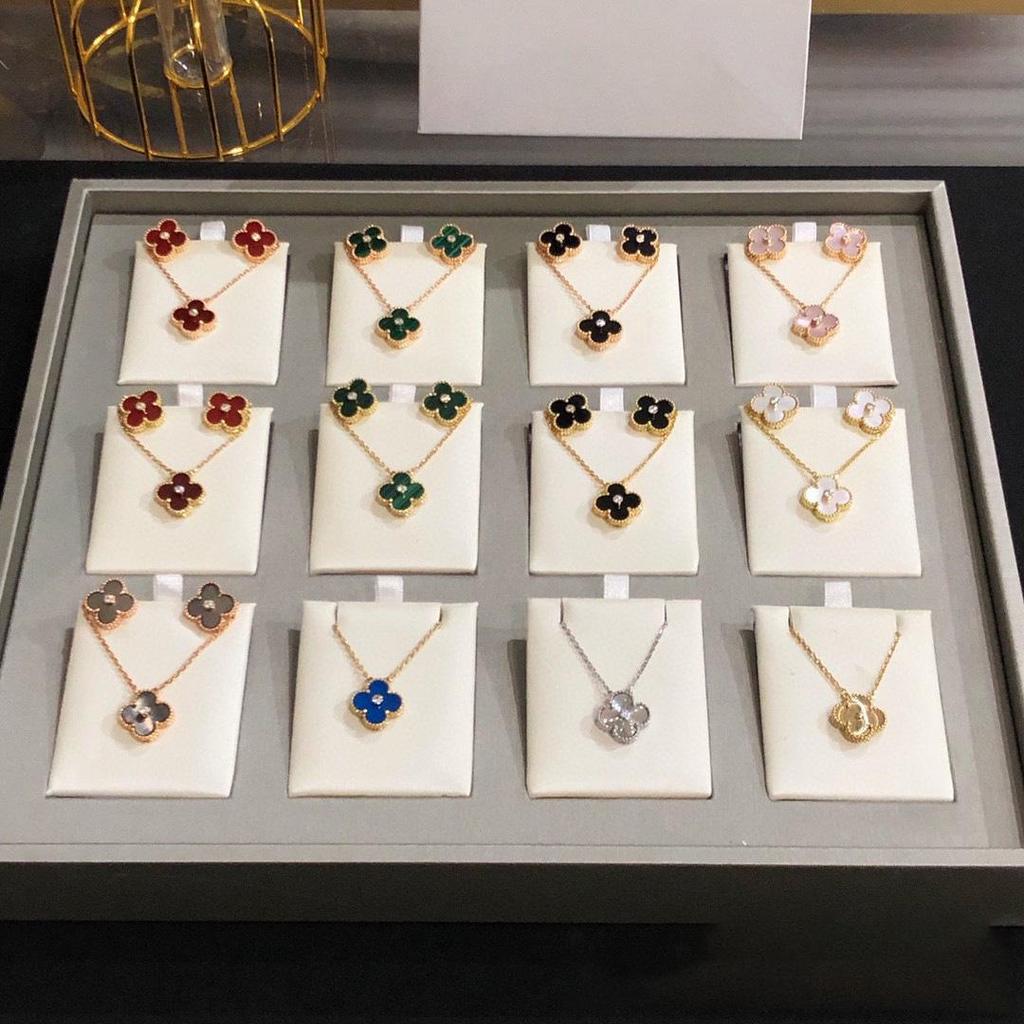 Collar de Trébol de Cuatro Hojas de Plata de Ley S925, Chapado en Oro con Nácar y Ágata sobre una Cadena Clavícula Cortada con Láser.