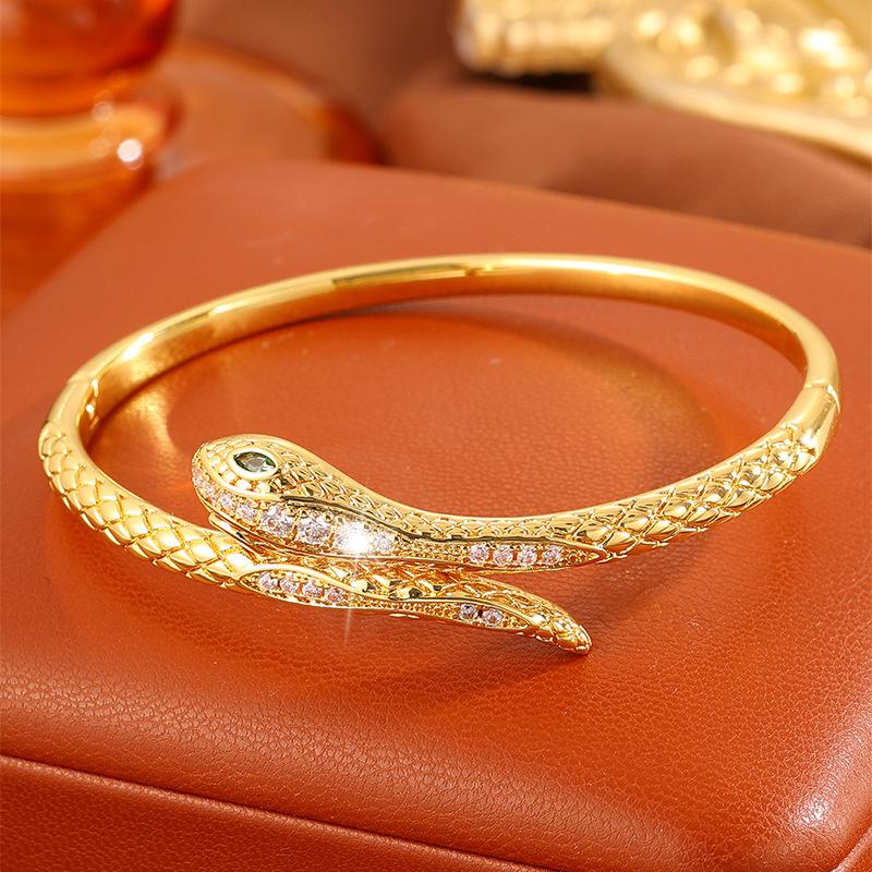 Women's hot-selling bracelets, copper-plated fashionable and simple bracelets, zircon inlaid temperament women's bracelets, popular bracelets.