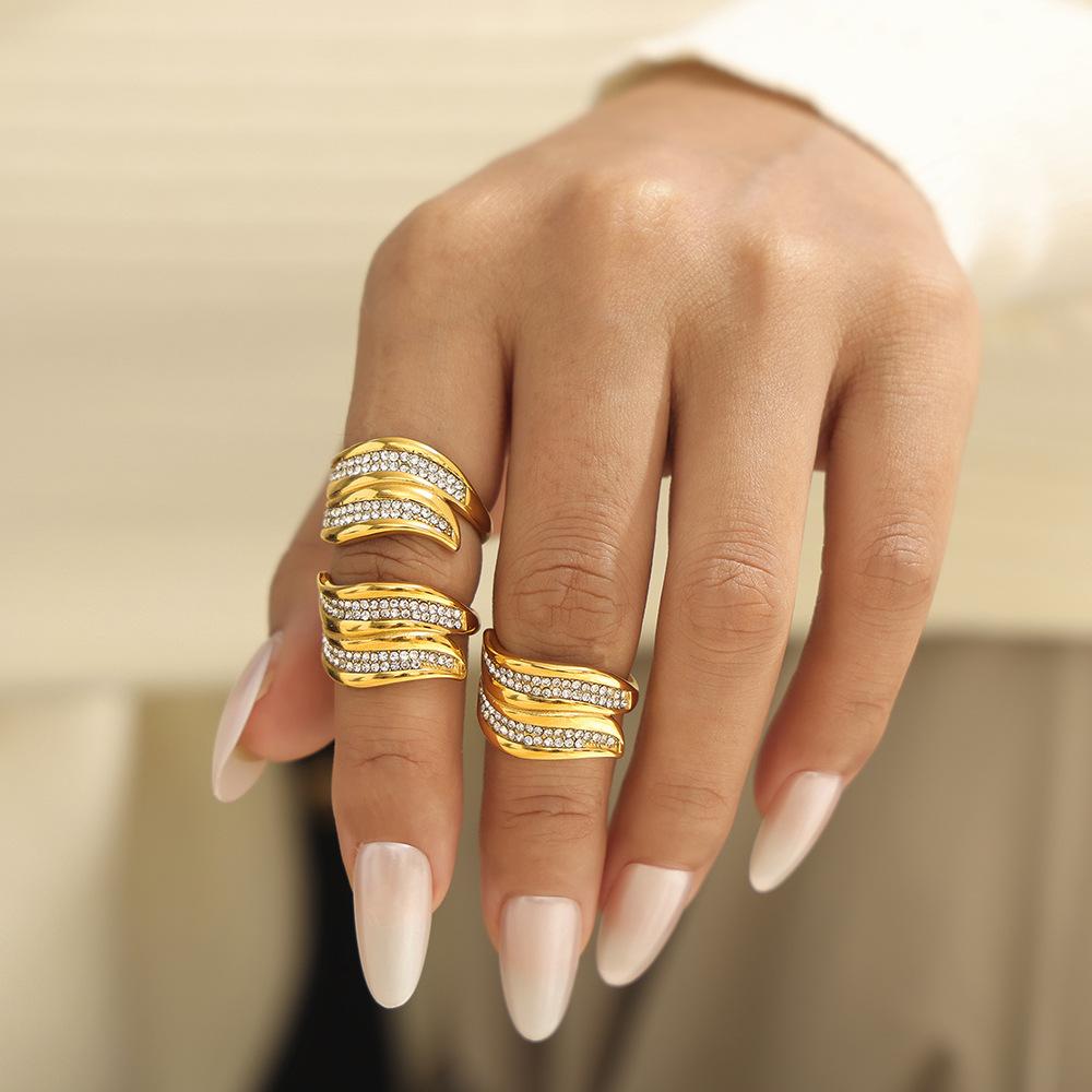 Unregelmäßiger mit Diamanten besetzter Ring Titanstahl mit 18K Echtgold plattiert Retro-Design