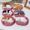 Kawaii Kitty Simulationsfell Katzenmodell auf Kissen Exquisites Schlafendes C-Spielzeug Weiche Plüsch-Lebensechte Tierfigur Kindergeschenke