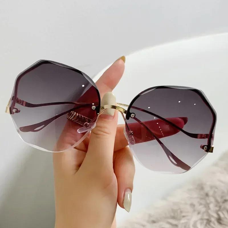 Fashion Sunglasses Women Metal Female UV400 Vintage Ladies Stylish Design Oversized Square Sunglasses For Women