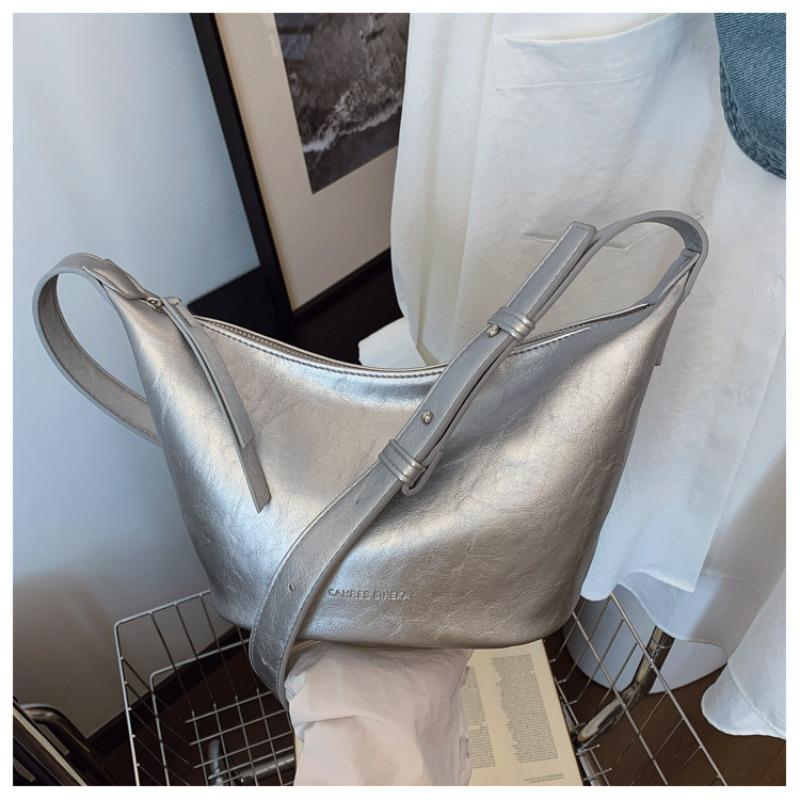 Niche lazy wind oil wax soft leather commuter women's bag casual large capacity dumpling bag fashionable solid color shoulder bag