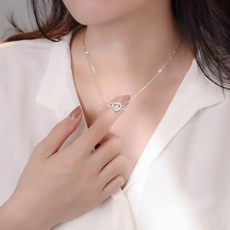 Women's Heart Angel Wings Pendant Necklace: Luxurious and Versatile Clavicle Chain with a Sweet, Lively Design