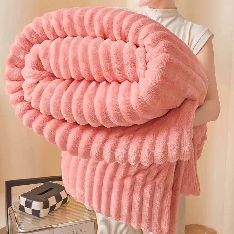 Koc z bardzo miękkiego pluszowego polaru 200*230cm - Przytulny beżowy flanelowy pled z prążkowaną teksturą, Można prać w pralce, Komfort na każdą porę roku do łóżka
