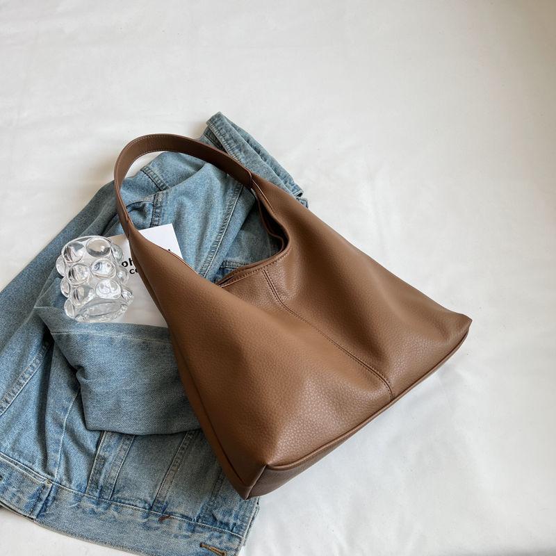 Korean version of high-end sense large-capacity casual soft leather solid color commuter retro shoulder bag wind French tote bag