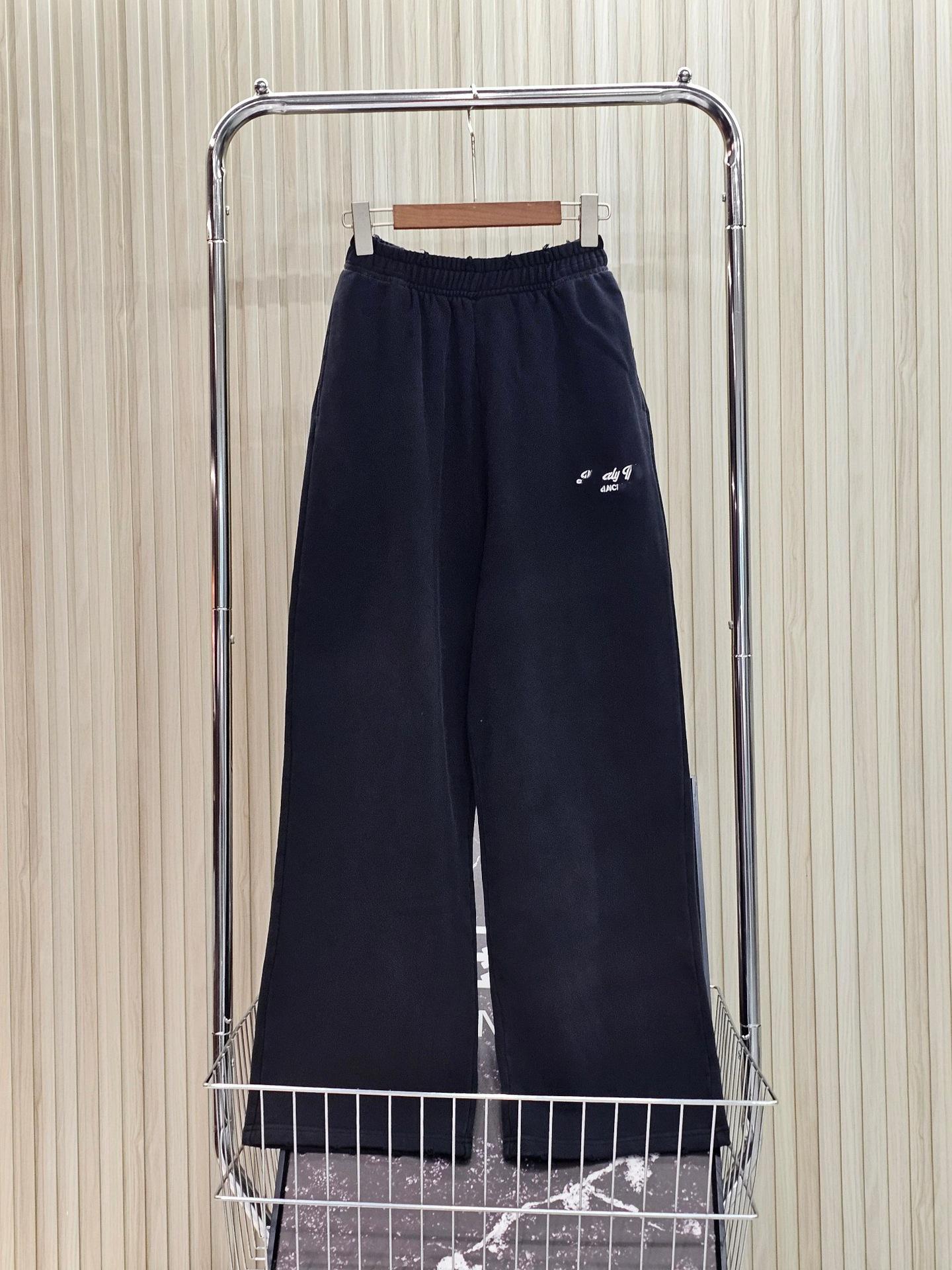 

Брюки прямого кроя Paris B Signature с эффектом потертости и вышитыми буквами XS промывают черный