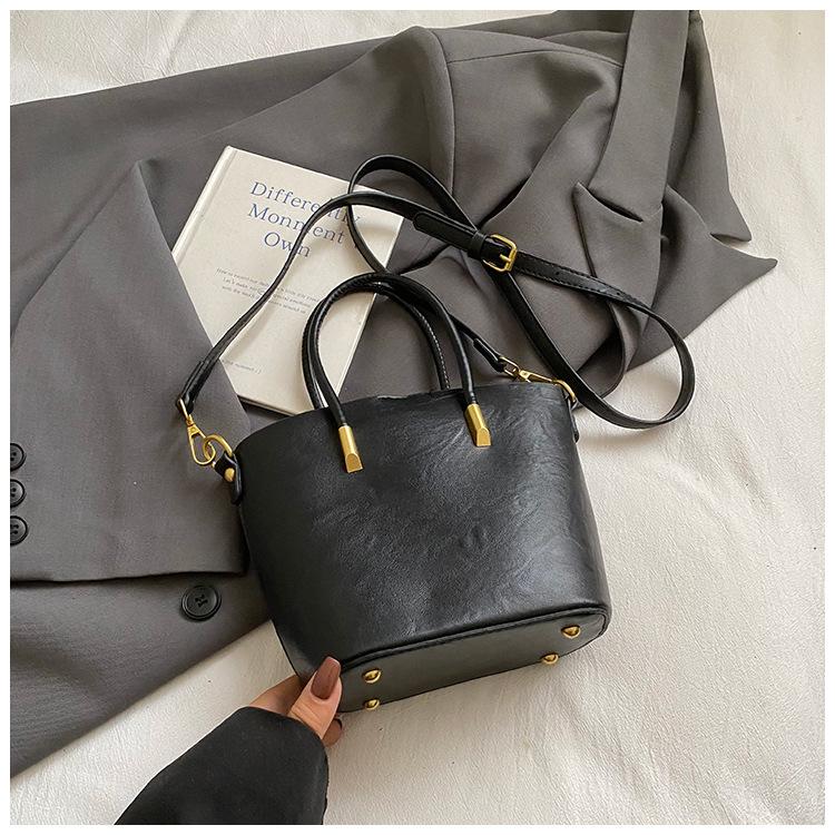 Korean Version of Niche Retro Women's Large-capacity 2025 New Autumn Shoulder Bag Simple and Casual, This Year's Popular Bucket Bag