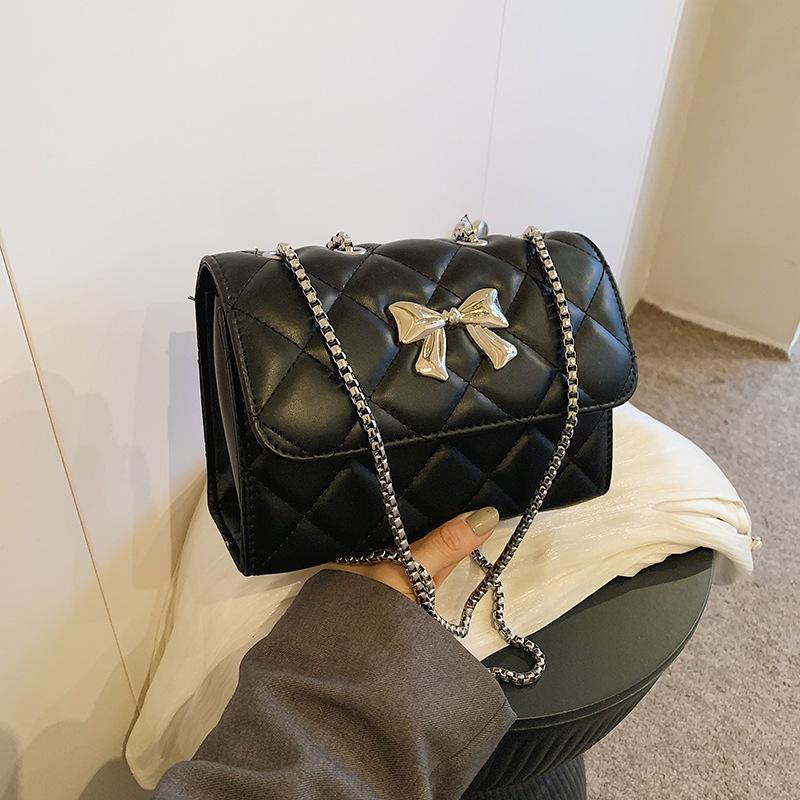 

Сумка-мессенджер с ромбовидной цепочкой, женская сумка-мессенджер 2024 года, новинка лета этого года, популярная однотонная сумка через плечо с бантом, маленькая квадратная сумка чёрный