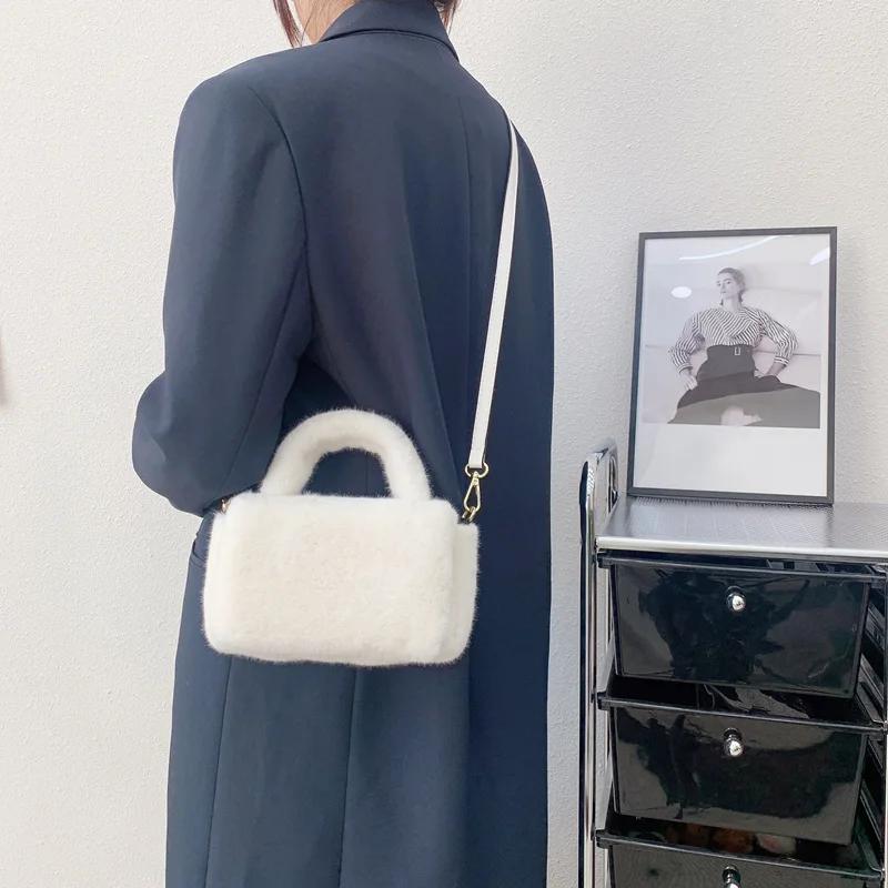 Winter Fashion Faux Fur Shoulder Bag for Women Plush Square Tote Bag Elegant Furry Crossbody Purse