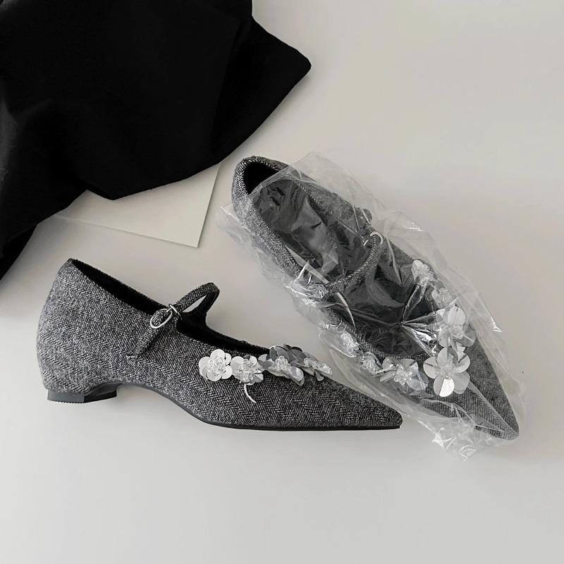 Pointed-toe Shoes with One-piece Buckle Strap for Adding Height in The Interior, Women's Style
