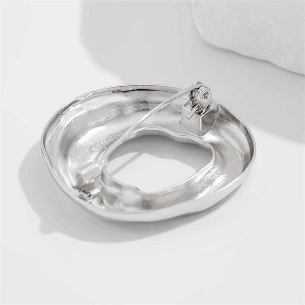 Elegant legeringsbrosch med intrikat ihålig design Unikt kavajnålssmycke Perfekt för fester och daglig pendling