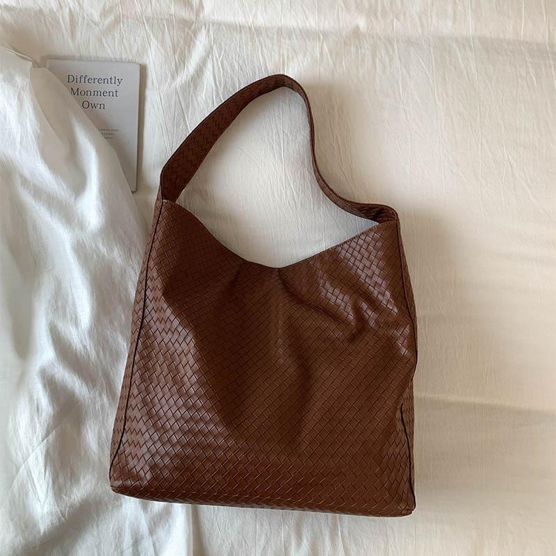 

Сумка-тоут для поездок на работу высокого уровня — это стильная, простая и вместительная повседневная сумка через плечо. коричневый