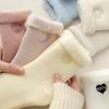 Høst Vinter Fortykket Fleeceforet Sokker for Kvinner med Børstet Fleece og Broderi Hjerte Design Midt på Leggen Sokker for Hjemmebruk og Varme