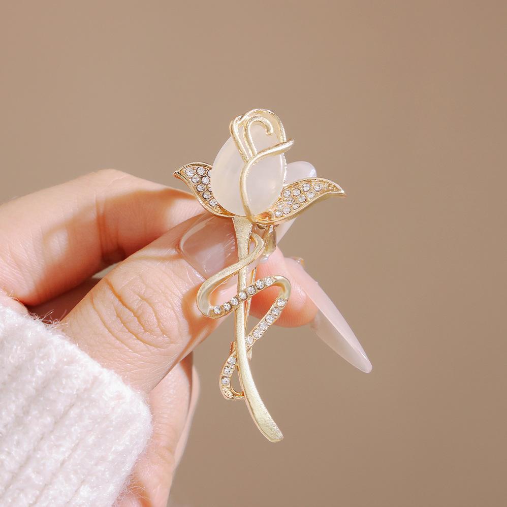 Gold beads small daisy flower brooch green leaf pearl pin niche high sense temperament suit corsage clothing accessories