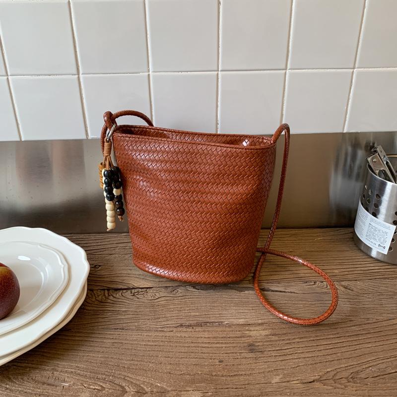 Fashion woven bucket bag New summer bag Casual shoulder bucket bag Premium messenger women's bag