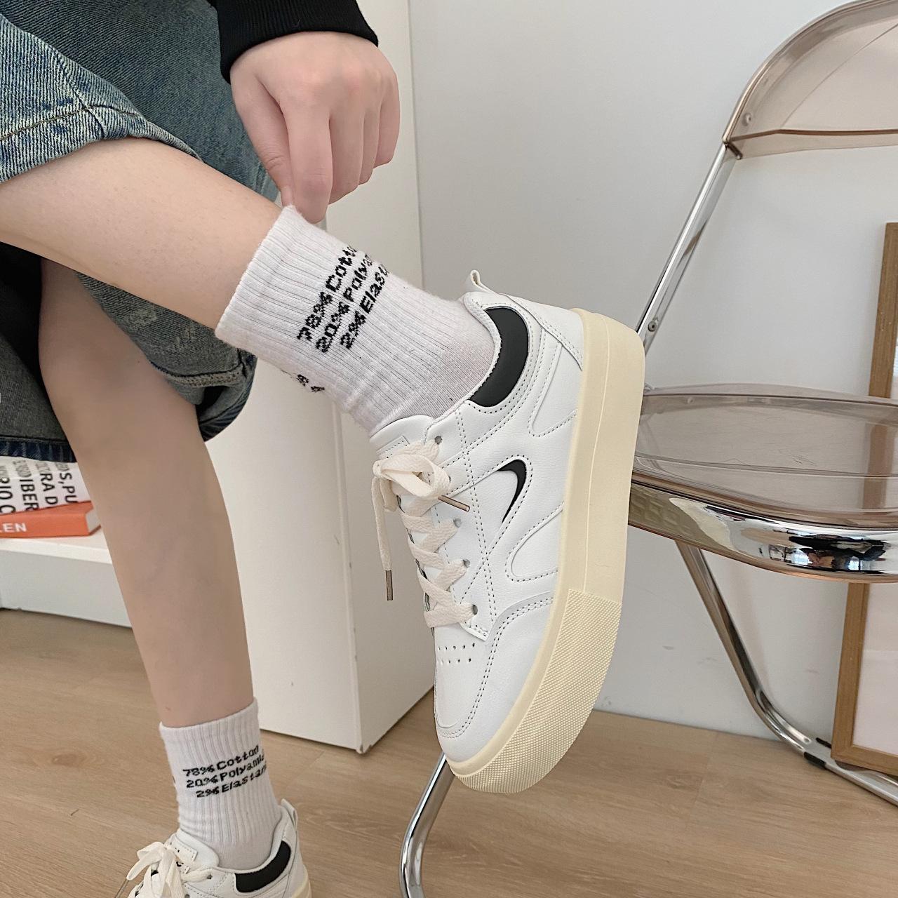 

Leather retro red board shoes women s new versatile little white shoes sports and leisure shoes 35 чорний