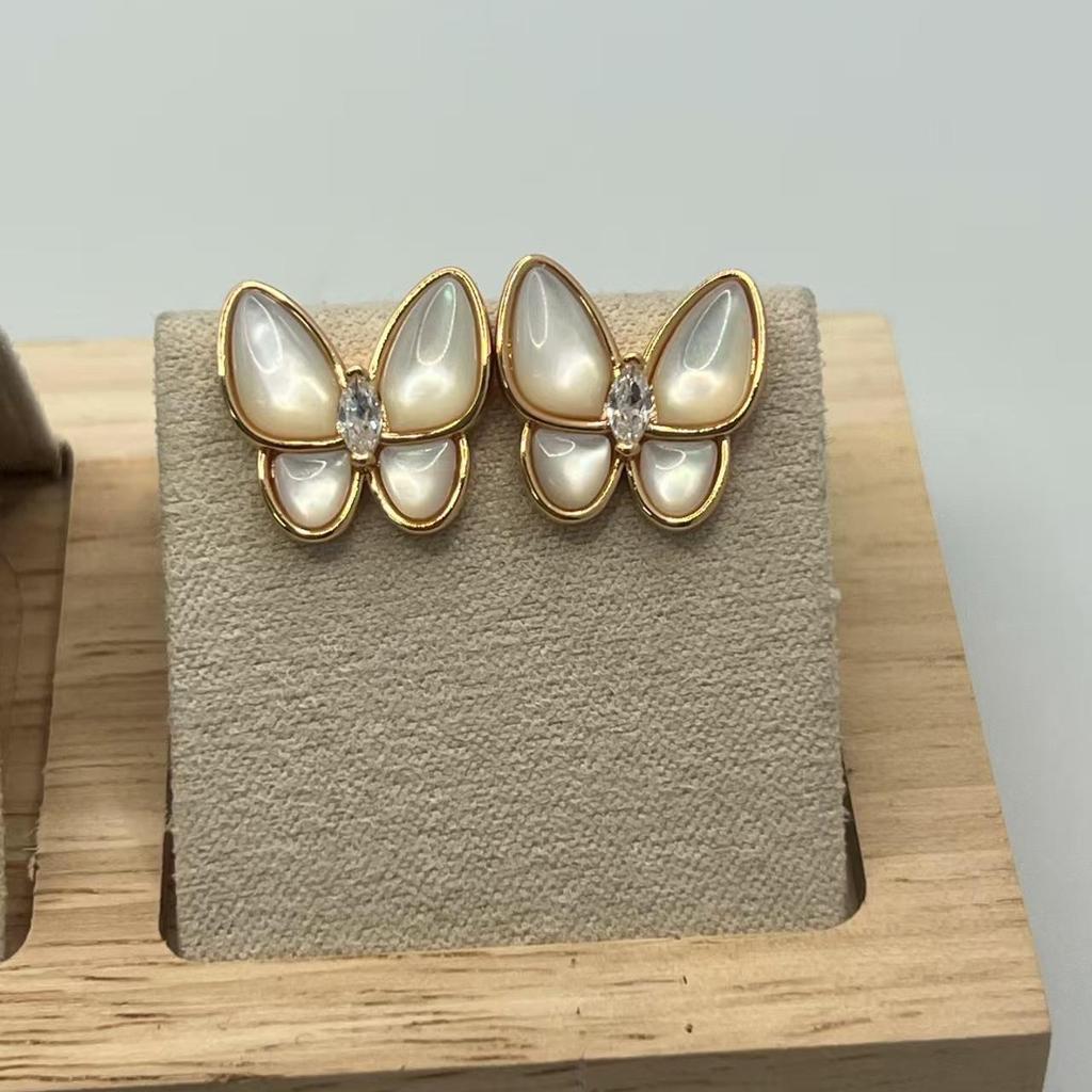 Elegant Four-Leaf Clover & Butterfly Necklace with Natural Mother-of-Pearl, Rose Gold-Plated, 18K Clavicle Chain.