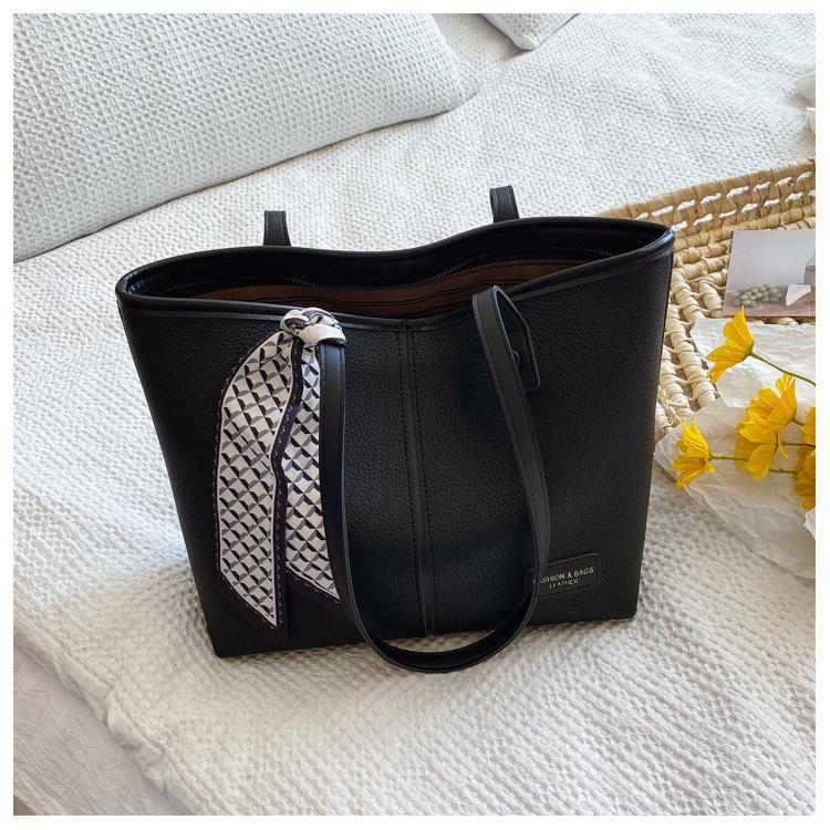 

Fashion retro commuter large-capacity bag women s 2025 new simple and versatile tote bag niche fashion shoulder bag чорний