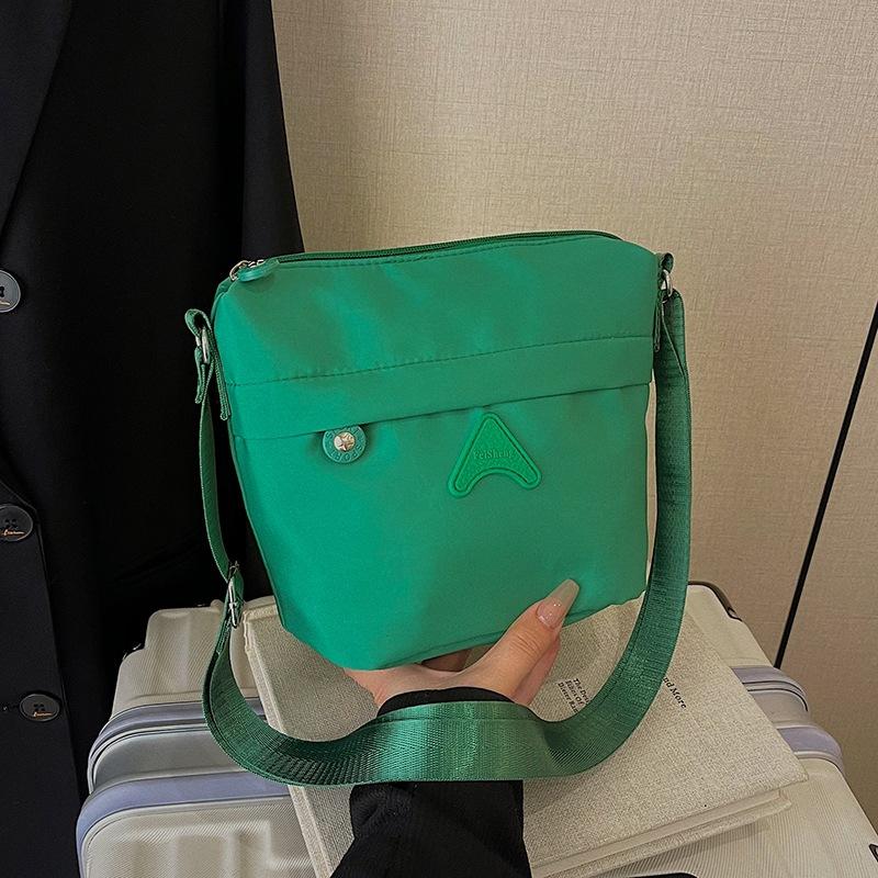 

Модная наплечная сумка-мессенджер 2025 новый женский тренд нишевый дизайн простой досуг зарубежный тренд сумка-ведро зелёный