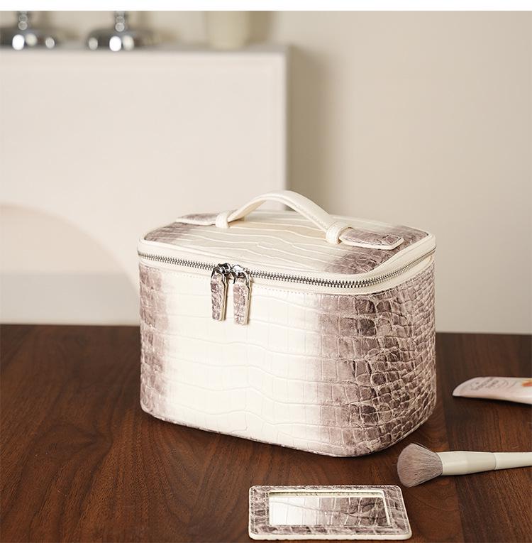 Crocodile Pattern Cowhide Makeup & Toiletry Bag: Portable, High-Capacity, Travel-Ready.