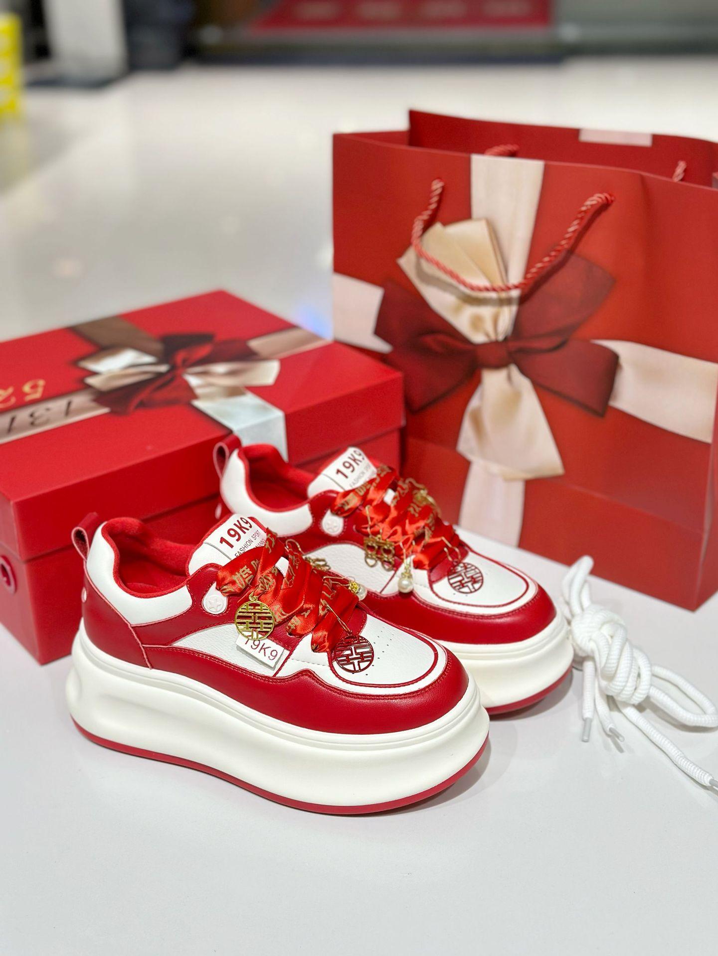 

Hanfu red Xiuhe wedding shoes 2025 bridal shoes platform inner height increase 7CM leather casual bridesmaid board shoes high heel 40