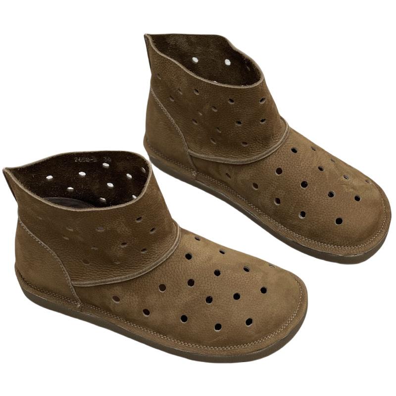 Echte Leder-Ankle Boots, die gut zu frühlingshaften und sommerlichen flachen Schuhen mit runder Spitze und zu weichen, perforierten Sandalen aus Rindsleder passen.