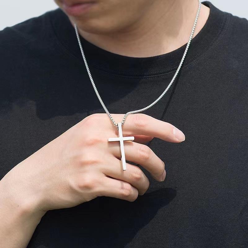 Europäische und amerikanische neue Titanstahl glatte Kreuz Herren Halskette Hip-Hop vielseitig lange Pullover Kette Anhänger Zubehör