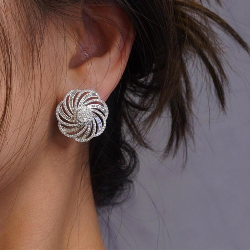 Exquisite durchbrochene Ohrringe mit Blumen für Frauen Silberfarben Brillante Zirkonia-Accessoires Wirbelform Ohrstecker Schmuck