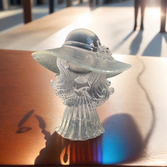 Yousheng Klarsichtiger Harz Mädchen Figur Geschnitzt Retro Schlapphut Damen Statue Skulptur Heim Büro Schreibtisch Dekoration Ornament