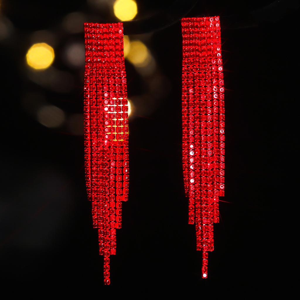 Niekolorowe długie czerwone kolczyki z frędzlami