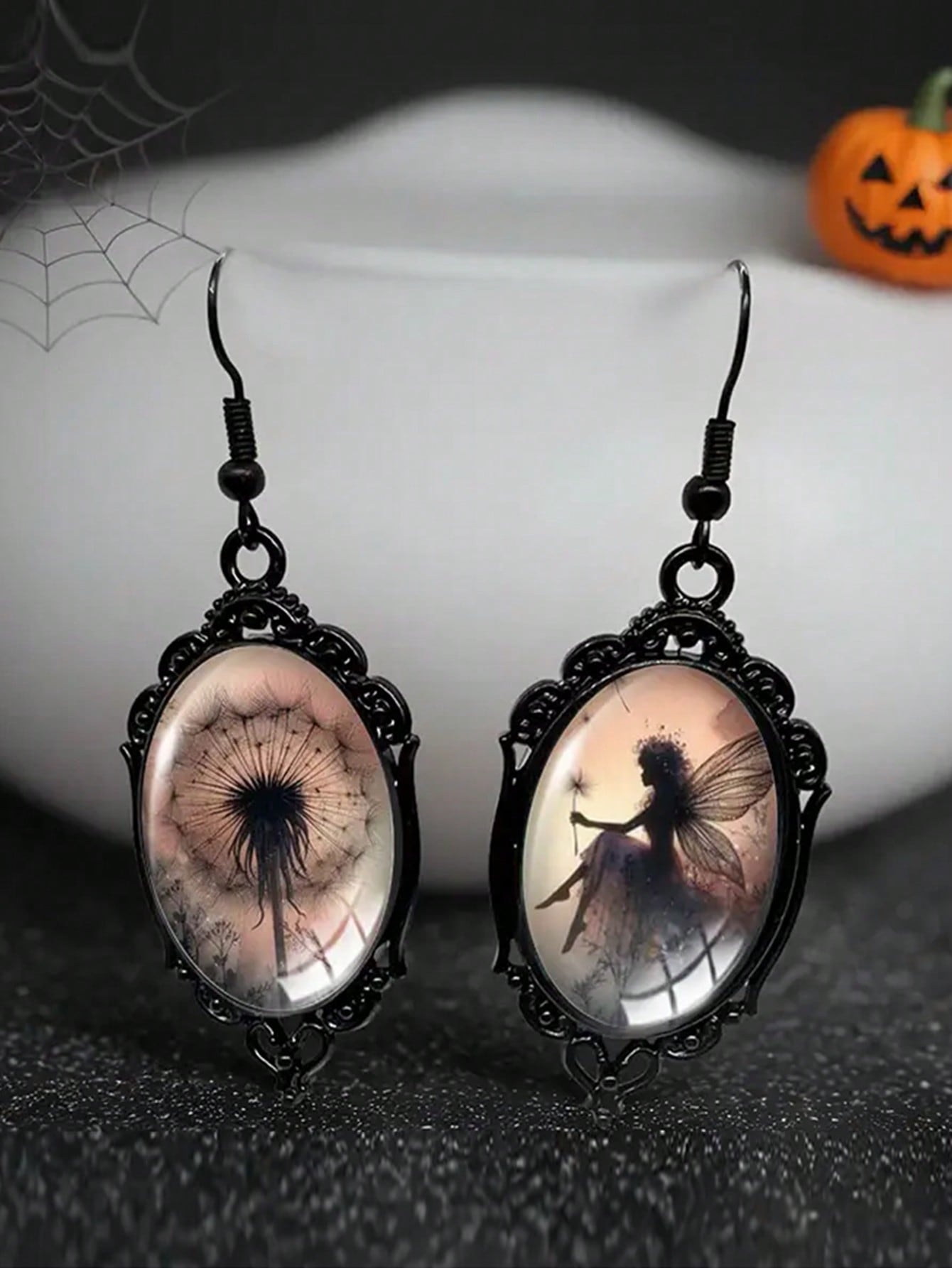 

Пара черных кружевных серег-подвесок с феями-одуванчиками, подходящих для Хэллоуина, Дня благодарения и других праздников.