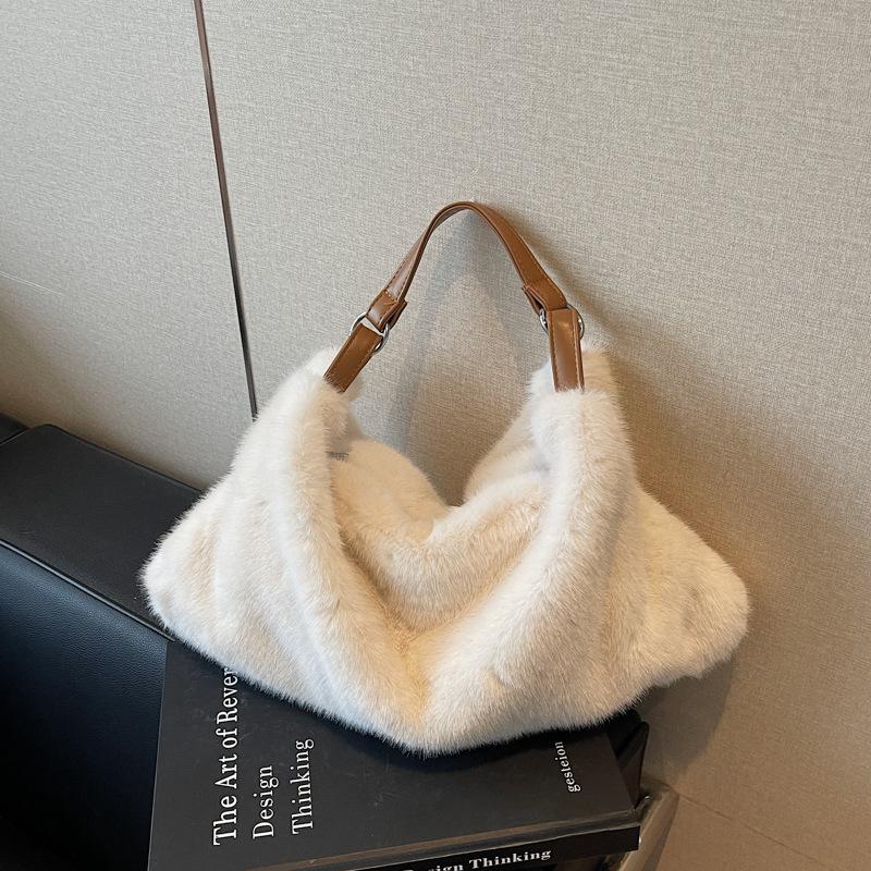 

New Korean Commuter Hobo Bags Women Fluffy Textured Casual Crossbody Bags Winter Fashi Furry Simple and Versatile Shoulder Bag білий