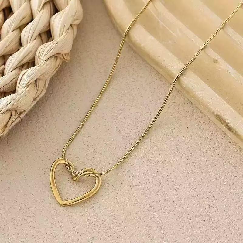C237 Elegant Heart Pendant Necklace for Women - Simple, Sweet, and Versatile Clavicle Chain with a Light Luxury Feel
