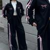 Completo Casual Streetwear da Donna con Dettaglio Fiocco Felpa Pantaloni Outfit Leggero Trendy