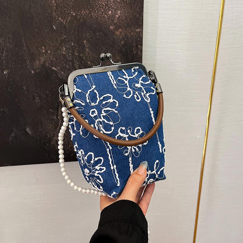 

New Chinese small bag women s 2025 new fashion embroidered thread shoulder bag small fragrant wind pearl chain messenger small square bag зелений