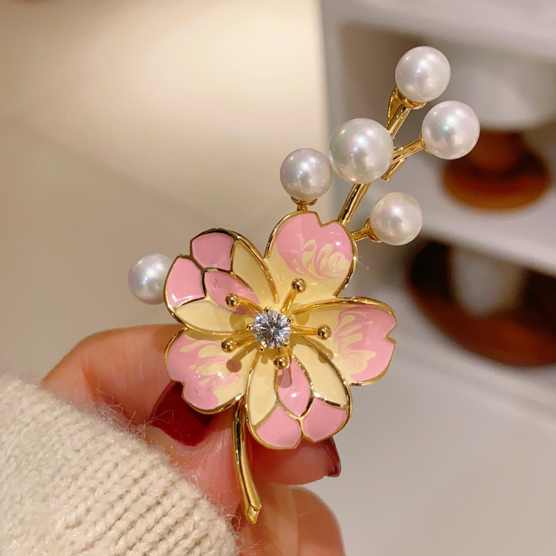 

Exquisite Pink Pearl Cherry Blossoms Brooches for Women Sakura Lapel Pins Clothing Coat Jewelry Accessories Gifts