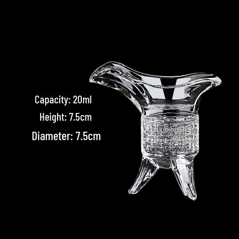 Прозрачные стеклянные рюмки