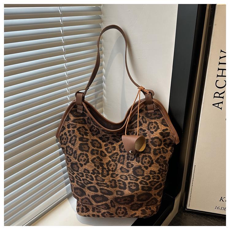 2025 Early Autumn Large-Capacity Leopard Print Retro Shoulder Tote Bag