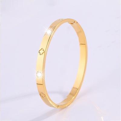 Zartes Kleeblatt-Motiv Edelstahl Mode Perlenarmbänder Strahlendes goldbeschichtetes Armreif