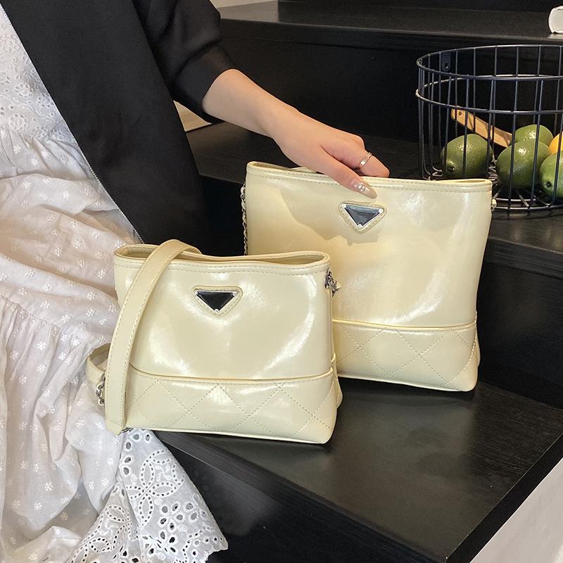 Simple and High-end Women's Bags, Shoulder Bags, Niche Chain, Dumpling Bags, Large-capacity Trendy and Versatile Women's Oblique Span Bags.