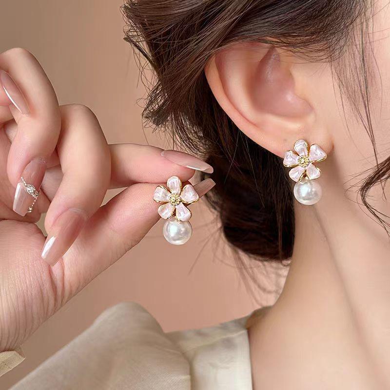 Elegant Pink Floral Heart Stud Earrings for Women - Sweet, Fashionable, and Versatile Accessory розовый