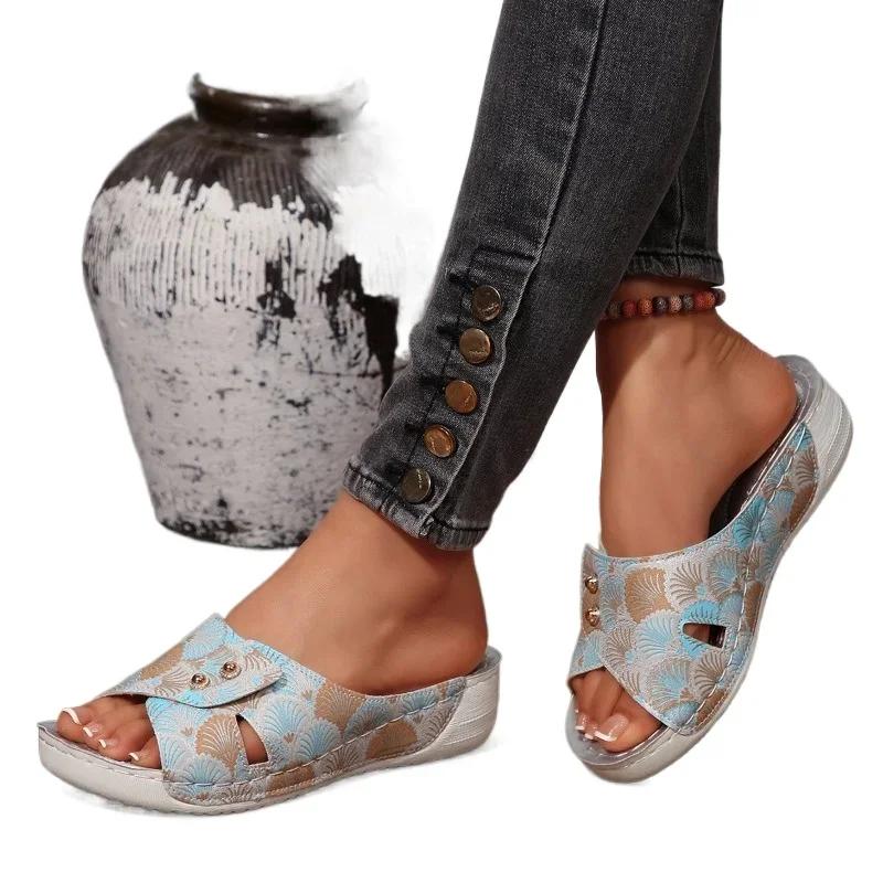 Mode 2025 Sommer Zehenfrei Flache Damen Hausschuhe Mode Outdoor Druck Lässig Übergröße Metalldekoration Plateau Keilsandalen