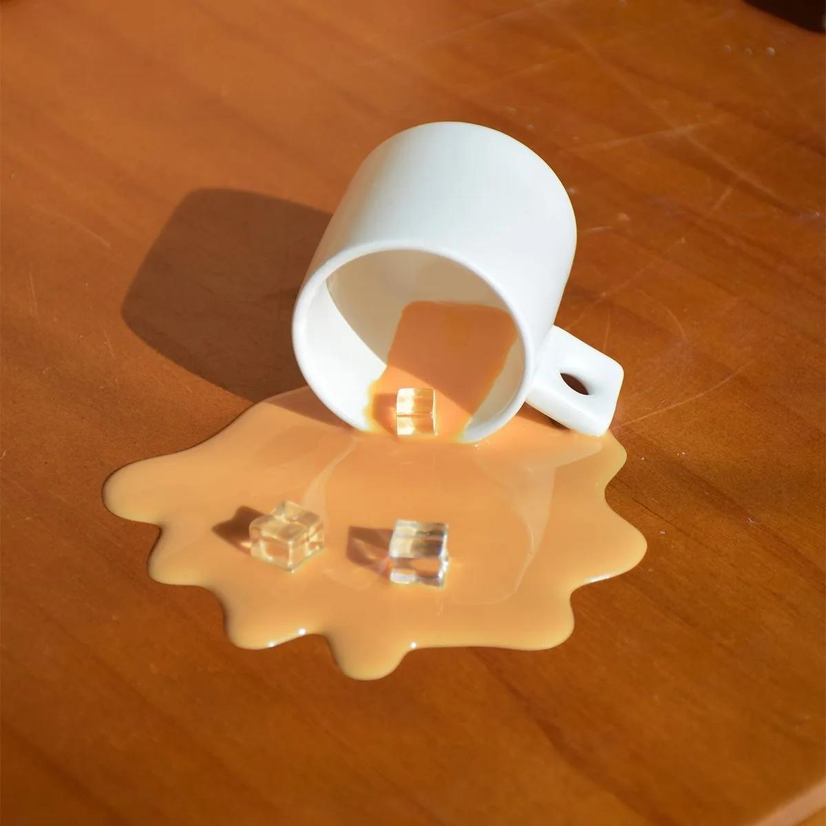1Pc Creative Phone Holder Spilled Coffee Liquid Model Artificial Realistic Mobile Phone Holder Ice Cube Latte Espresso Home Deco