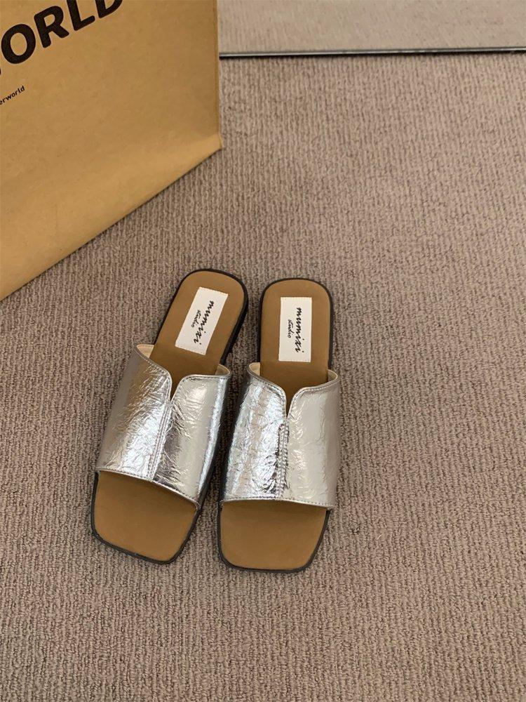 

2024 осень новая мода иностранный стиль женские тапочки плоская подошва одно слово перетащить ниша ретро стиль серебряные сандалии для улицы одежда 40 серебряный