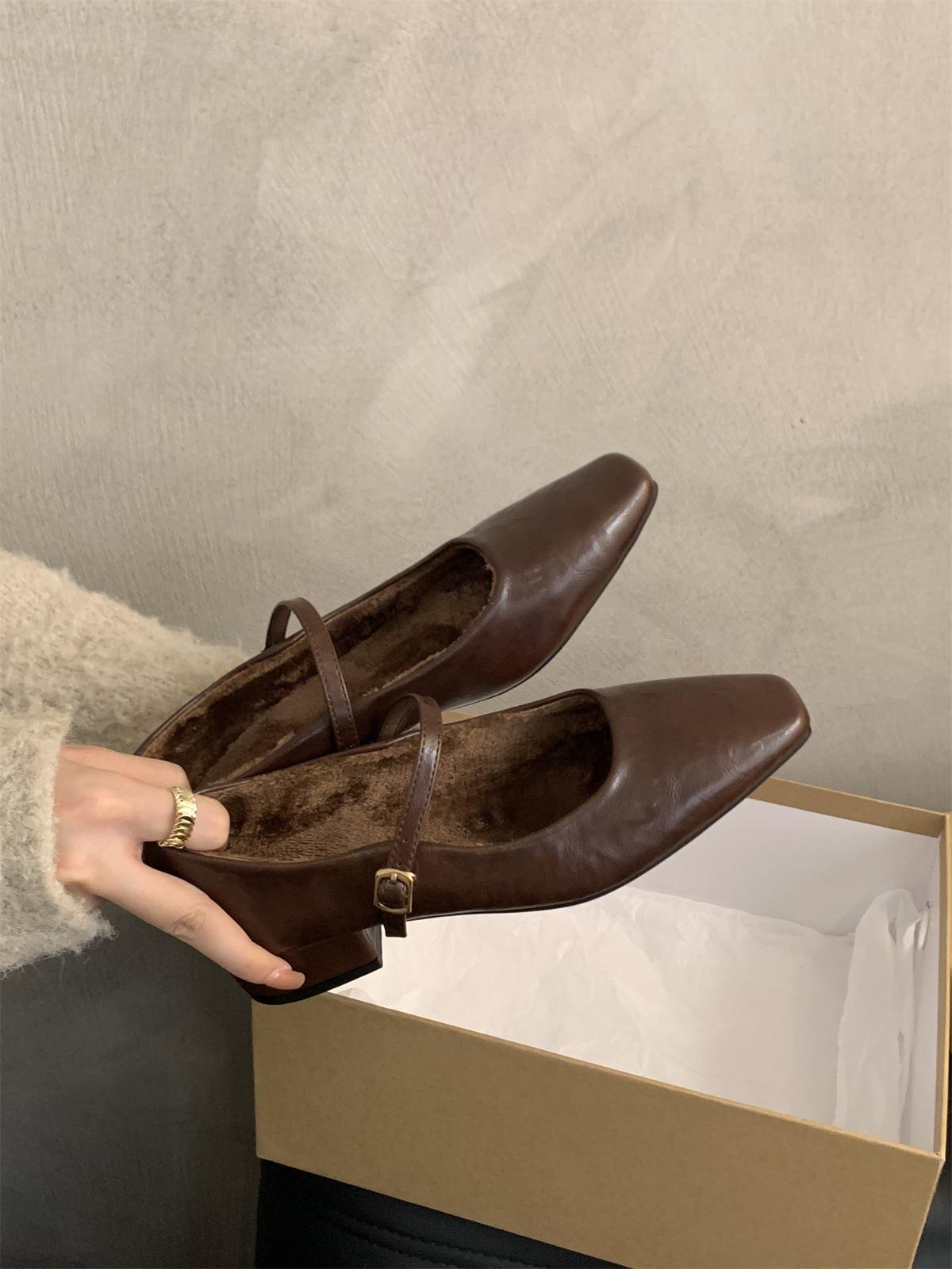 

Retro temperament women s shallow mouth single shoes women s 2024 new spring French evening wind thick heel Mary Jane shoes 39