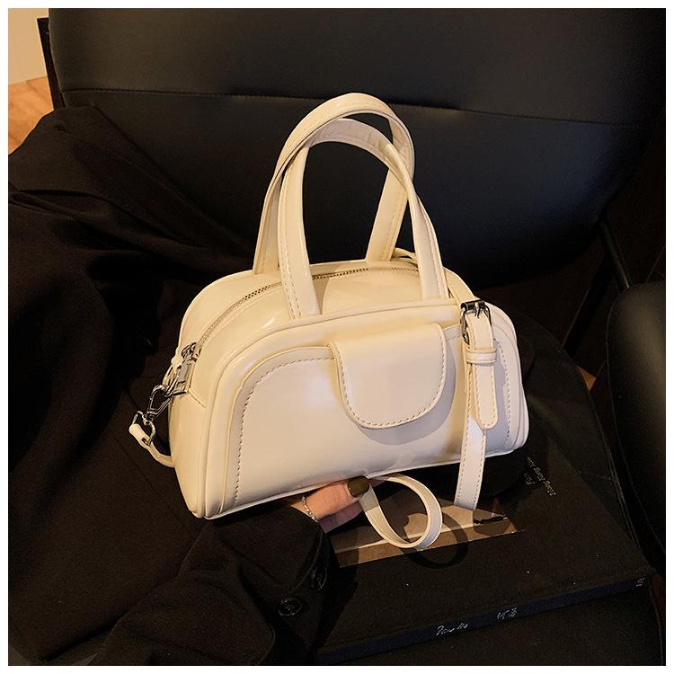 

2025 new fashion trend high sense versatile classic niche design casual commuting shoulder messenger bag